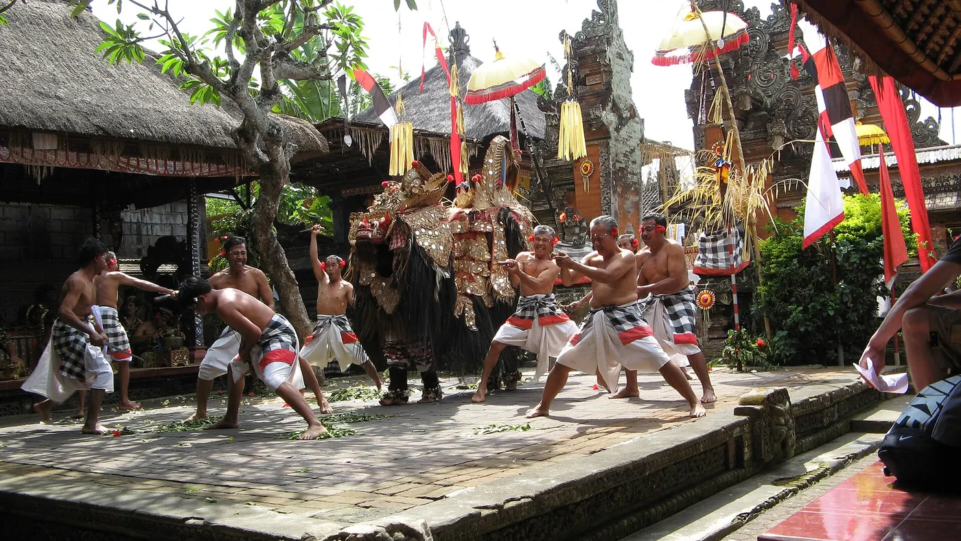 Seraya Budaya, Sukawati Bali - pertunjukan tari Barong dan Kris di koridor Batubulan