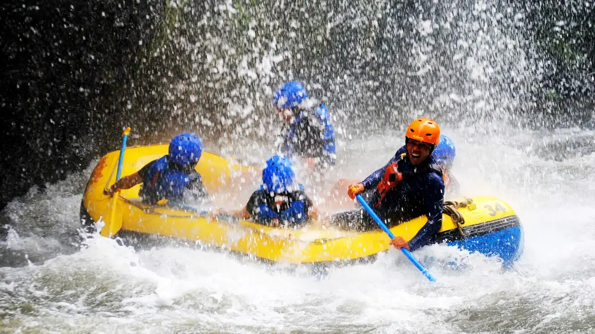 Telaga Waja Rafting, Karangasem Bali - perahu rafting melewati jeram Sungai Telaga Waja
