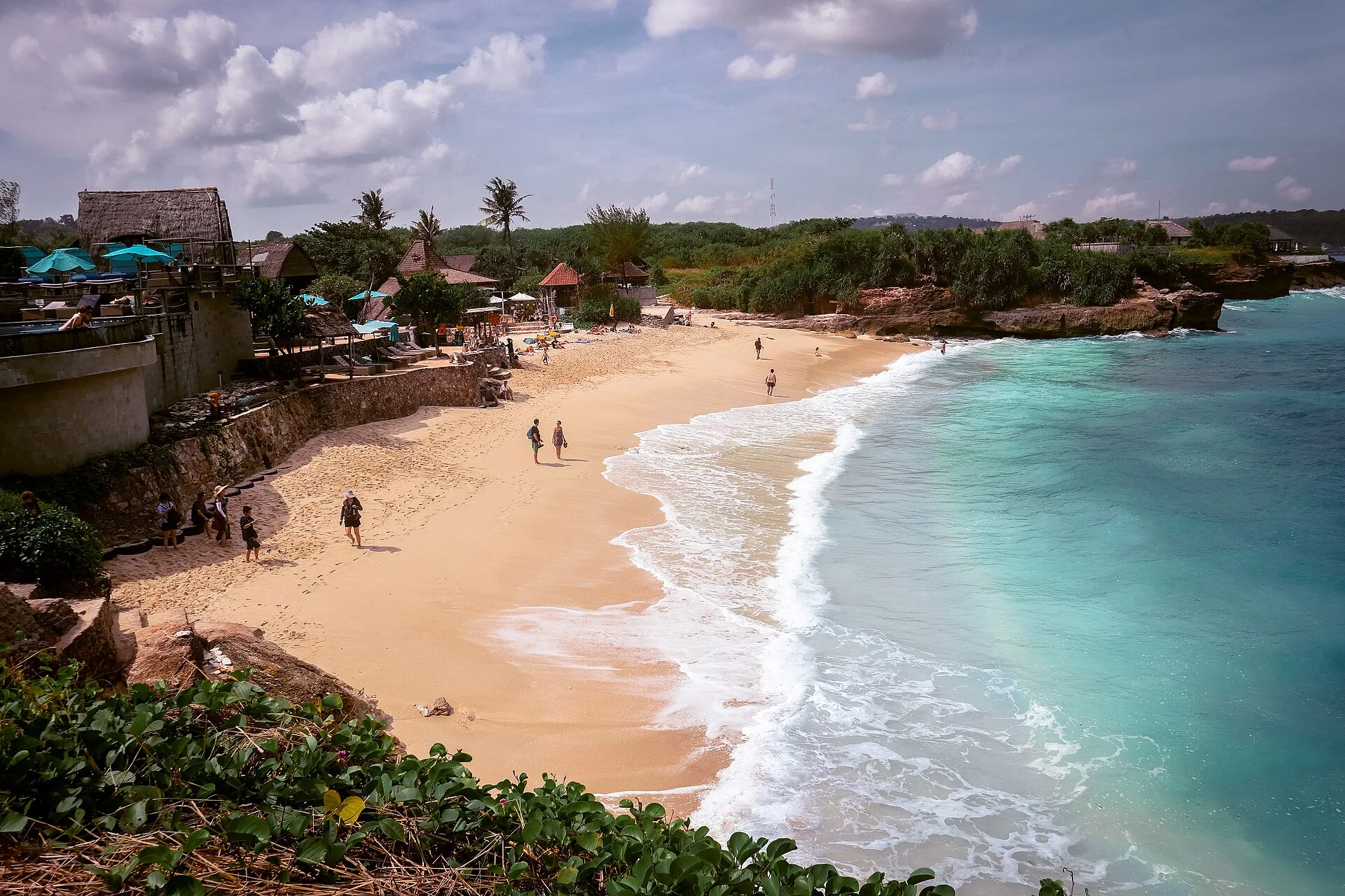 Hai Tide Beach Resort, Nusa Lembongan - beachfront resort on Mushroom Bay