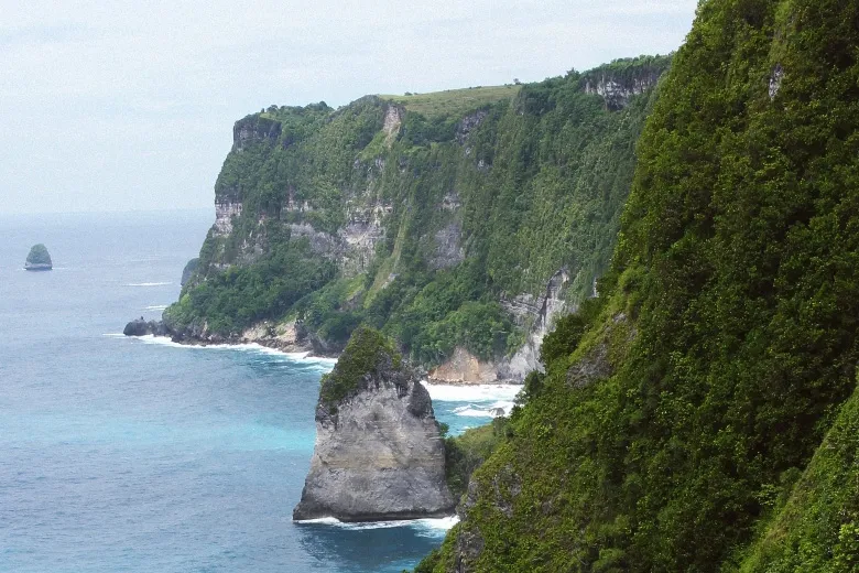 Banah Cliff Point, Nusa Penida - sunset viewpoint over limestone cliffs