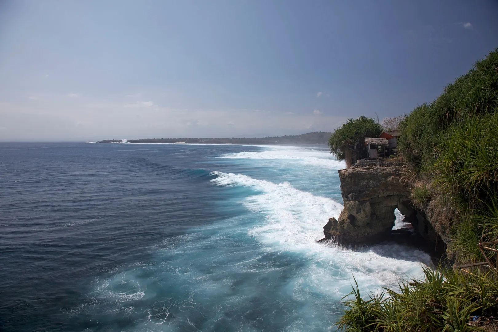 Mahana Point, Nusa Ceningan - cliff jump platform above clear water